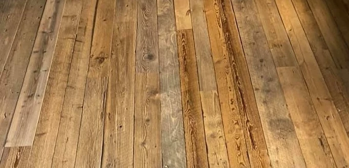 Planche de vieux bois de grange Brossé